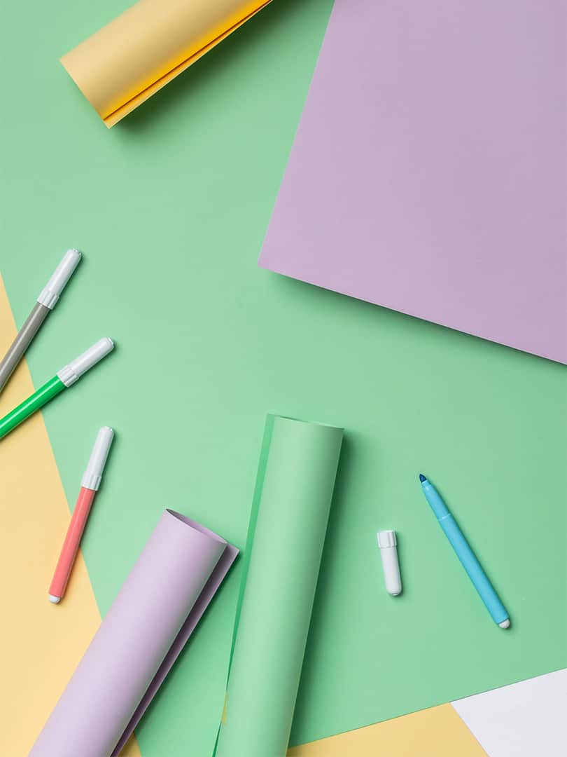 fogli di carta colorata con pennarelli