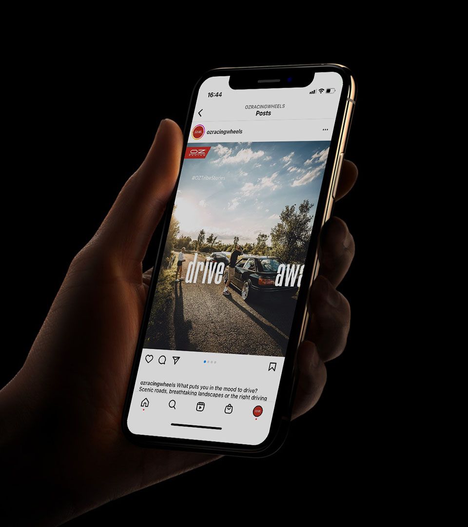 smartphone con profilo instagram oz racing