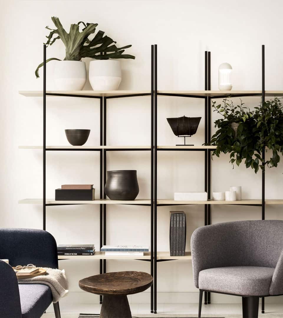 libreria di design con oggetti moderni
